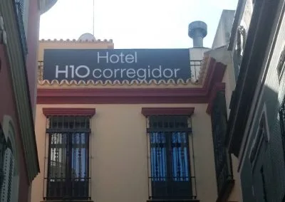 Galería de trabajos de rótulos luminosos. Sevilla LEDS rótulos e iluminación. Rótulos luminosos, Iluminación LEDS, Mantenimiento de rótulos.